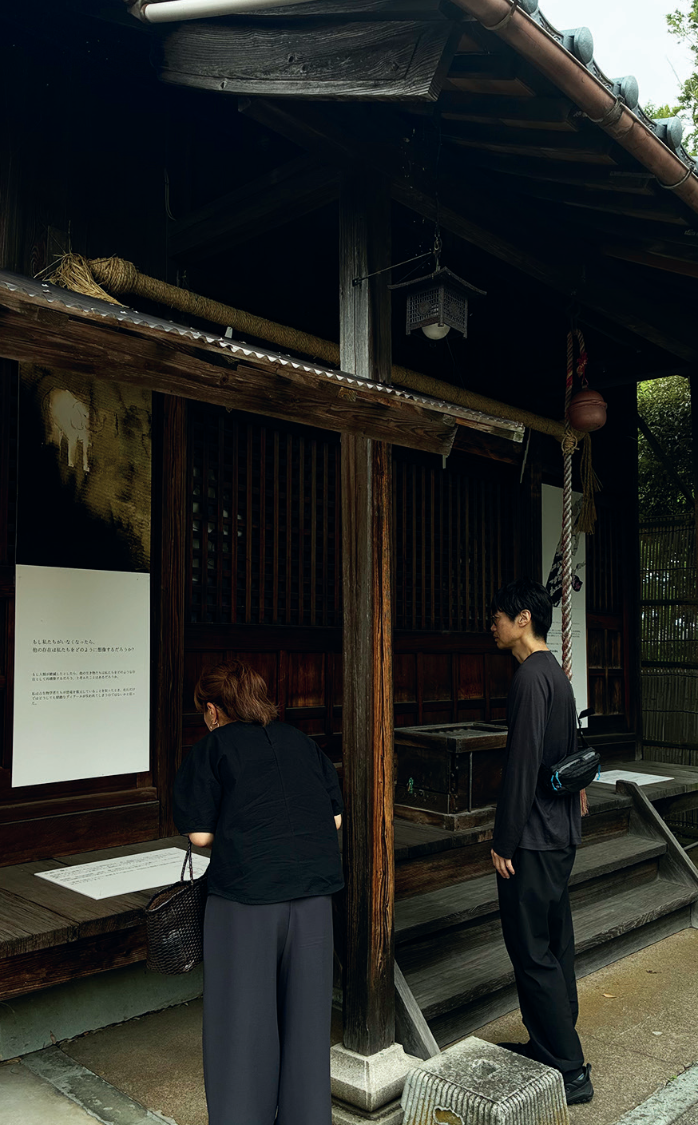 Visitors reading Elephant Tale at a Yakushi-do hall